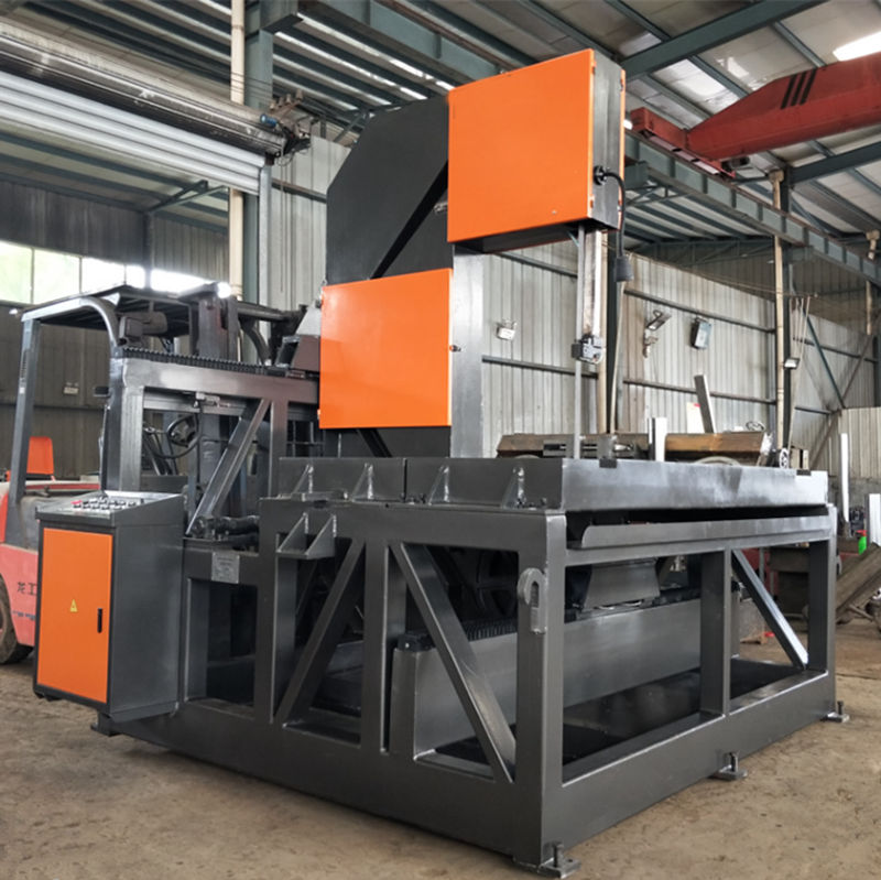 立式锯床工作现场